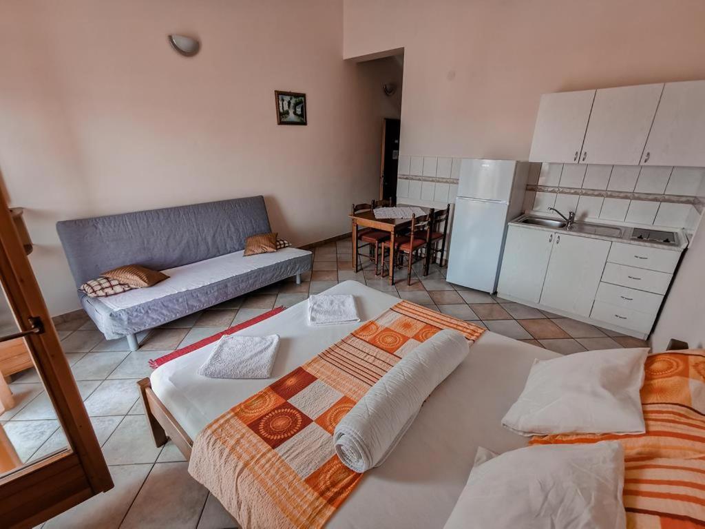 Apartments Rukelj Карлобаг Экстерьер фото