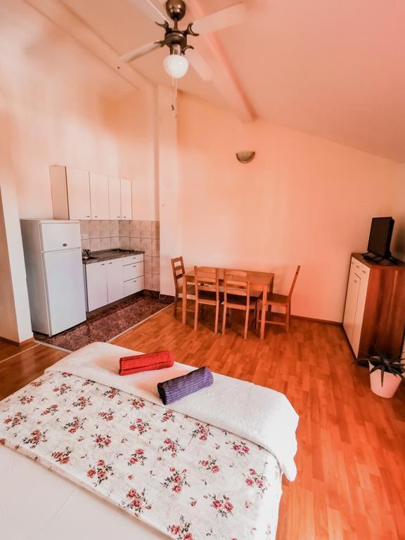 Apartments Rukelj Карлобаг Экстерьер фото